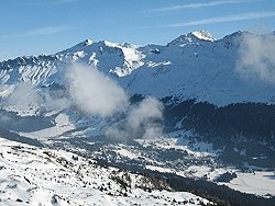 Вид на Ротхорн со стороны Ленцерхайде. Хоршо просматривается лифт Weisshorn speed.